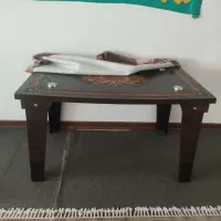 یک میز ناهارخوری (چهار نفره )چوبی،