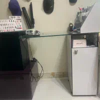 ساعت و میز ناخن و سرشور و سشوار کلاهی