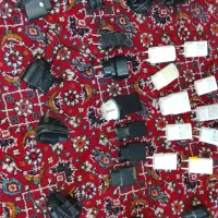 تعدادی شارژر و سرشارژر سوزنی و آداپتری.