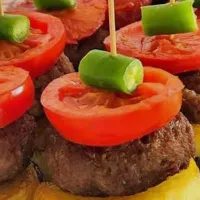 متخصص اشپزی سنتی و بین الملل با سابقه ۱۵ ساله