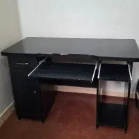 میز مطالعه و کامپیوتر
