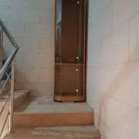یک عدد ویترین  هالوژن دار ایستاده