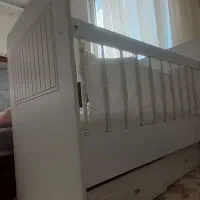 تخت  کودک کنار مادر