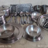 تعدادی ظروف و قاشق وچنگال غذاخوری استیل