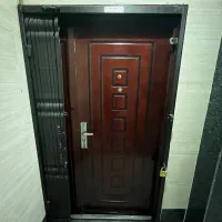 درب چوبی ورودی اپارتمان سالم و بدون ایراد