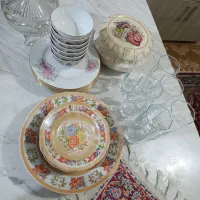 تعدادی ظرف پذیرایی چینی و بلور