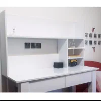 میز تحریر و کتابخانه