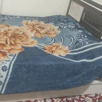 یک عدد تخت خواب دو نفره همراه تشک