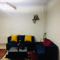 مبل ال همراه با کوسن و میز جلو