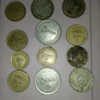 تعدادی سکه و پاور بانک