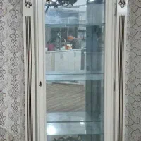 یک عدد گنجه، ساعت و میز تلوزیون