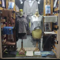 ویترین چوبی به همراه سه عدد مانکن