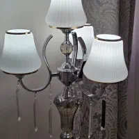 آباژور ایستاده کنار سالنی