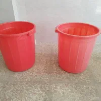 تعدادی ظروف پلاستیکی