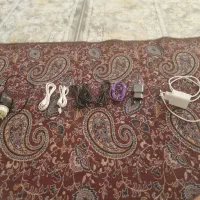 چند عدد سیم شارژر اصلی هم سامسونگ هم آیفون