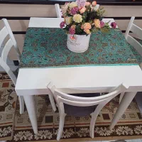 میز ناهار خوری سفید و طوسی .نشیمنگاهش نو نو هست ..