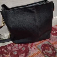یک کیف زنانه سیاه با یک اعصا سیاه رنگ گمشده پیرزن