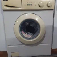 یک دستگاه ماشین لباسشویی
