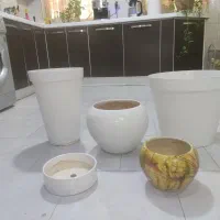 گلدان سفالی و پلاستیکی