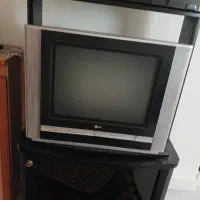 تلوزیون و میز