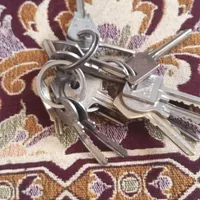 یک دسته کلید گمشده است
