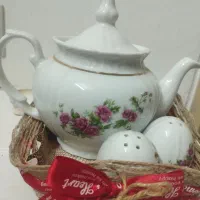 قوری گلسرخی و دوعدد نمکدان قدیمی و اصل