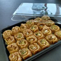 باقلوا ، کوکی ، خرما ،مسقطی ، کنجد