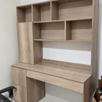 میز تحریر و کتابخانه
