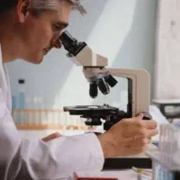 جویای کار در آزمایشگاه تشخیص طبی