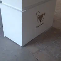 میز تحریر و کانتر منشی.