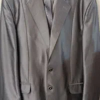 یک دست کت شلوار همراه با پیراهن و کراوات