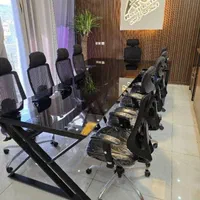 میز کنفرانس شیشه ای. میز اداری. صندلی طوری