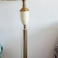 آباژور ایستاده