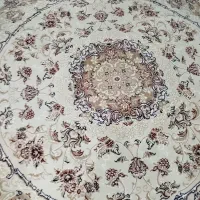 یک فرش گرد  و یک گلیم کناره