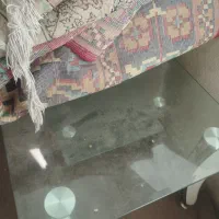 چند عدد فرش کار کرده به فروش می‌رسد