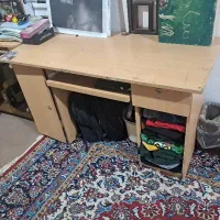 ۱ عدد میز  به صرفه هم برای مطالعه هم ناخن کاری