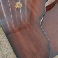 میز سه گوشه کاملا تمیز چوبی