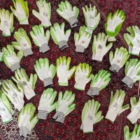 تعدادی دستکش کار
