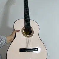 گیتار رنگ‌ خاص صورتی