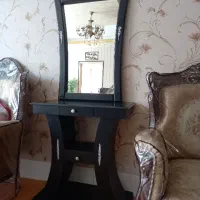 میز آیینه رنگ مشکی کنار سالن