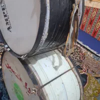 طبل یا دمام یکی سایز بزرگ و یکی دیگر کوچک متوسط