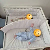 گهواره و تخت کنار مادر دوقلویی