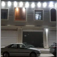 یک باب مغازه واقع در پریس