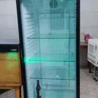 یخچال ایستاده و تابلو روان