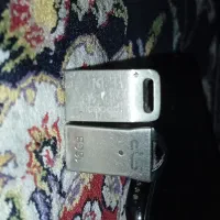 دو عدد فلش یّکی ۱۶ گیگ ویکی ۲ گیگ