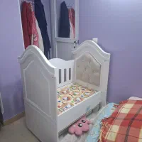 تخت کودک کنار مادر