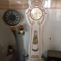 دوعدد ساعت ایستاده و کمد و قالی