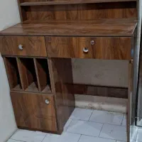میز تحریر کتابخانه و قفسه ایستاده