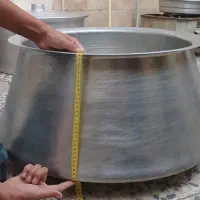 دیگ بزرگ باسرش ۱۲کیلو برنج جامیگیره وزنش ۸کیلوهست