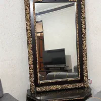 آیینه و کنسلول و ساعت ایستاده